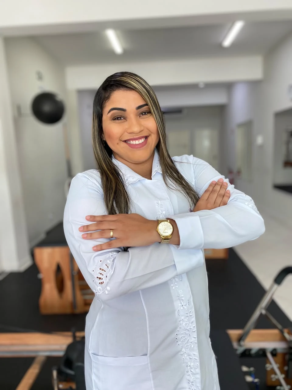 Malena Araújo em ambiente de atendimento fisioterapêutico